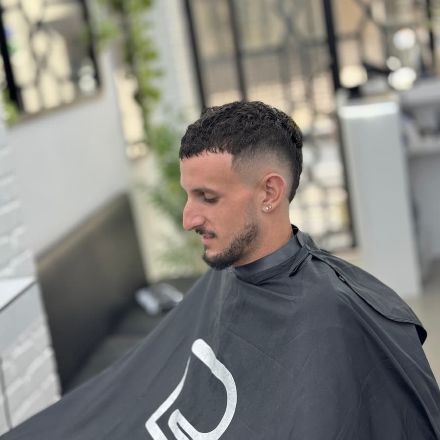 Clean fade και περίγραμμα γενειάδας